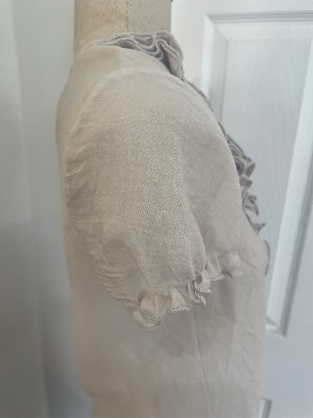 Bisou Bisou Michele Bohbot Neutral Sheer Ruffle V-Neck Blouse Puff Sleeve size M - Picture 5 of 11